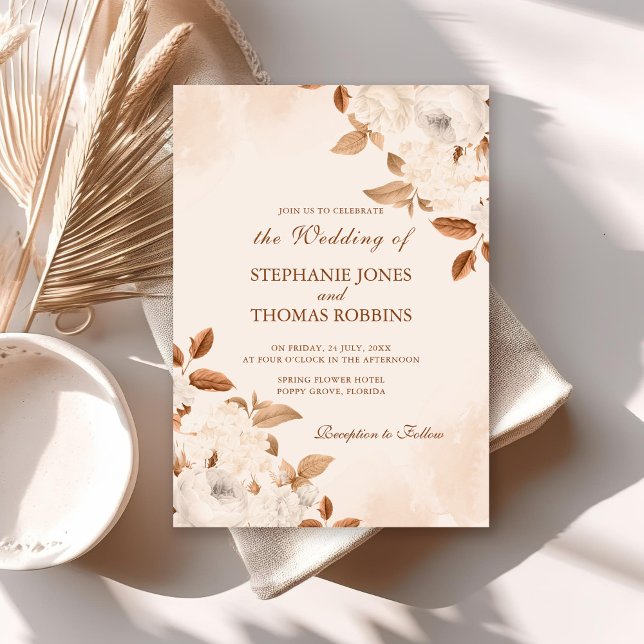 Boho vita peonior bröllopsinbjudan inbjudningar (Boho Terracotta Floral Wedding Invitation on a white table with neutral boho decoration.)