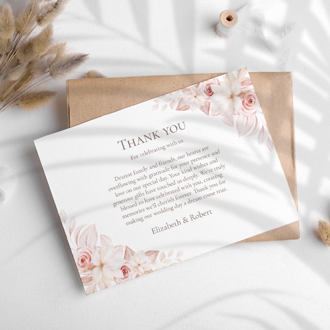 Boho Vita & Rosa Blushrosor Bröllop Tack Kort (Boho White and Blush Pink Roses Wedding Thank You Card on a sunny boho table.)