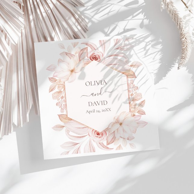 Boho vita & rosablommiga bröllopservetter pappersservett (Boho Beige and Pink Roses Wedding Napkins on a sunny  wihte table.)