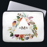Boho Watercolor Blommigts Triangle Ram Monogram Laptop Fodral<br><div class="desc">Boho Watercolor Blommigts Triangle Ram Monogram Laptop sleeve. Anpassade laptop sleeve med vattenfärgillustrationer på rosa,  vitt,  orange och burgsamt ro och tulpaner med blad och fjädrar med accent. Anpassa genom att lägga till ditt eget monogram. Den här laptop sleeve kommer att bli perfekt som gåva.</div>
