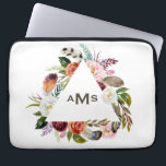 Boho Watercolor Blommigts Triangle Ram Monogram Laptop Fodral<br><div class="desc">Boho Watercolor Blommigts Triangle Ram Monogram Laptop sleeve. Anpassade laptop sleeve med vattenfärgillustrationer på rosa,  vitt,  orange och burgsamt ro och tulpaner med blad och fjädrar med accent. Anpassa genom att lägga till ditt eget monogram. Den här laptop sleeve kommer att bli perfekt som gåva.</div>