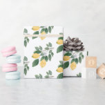 Boho Watercolor Lemons & Greenery Gift Presentpapper<br><div class="desc">Chic boho vattenfärgscitroner och grå mönster-papper. Lägg till en skarp och festlig accent i presentinnerförpackningen med det vackra omslaget av citron mönster pappert. Utformningen innehåller citruscitruscitroner med vattenfärg och gult och handmålat blad. Den här pappra med citroner är perfekter för botaniskt bröllop, sommarduschar, möhippor och så mycket mer! Matchande objekt...</div>