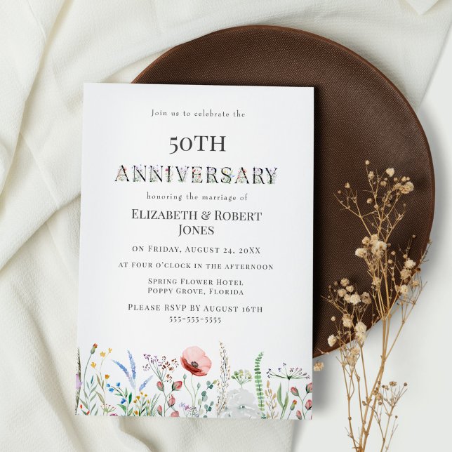 Boho Watercolor Wildbloms Bröllop-årsdag Inbjudningar (Boho Wildflowers Anniversary Party Invitation on white table with dark brown plate)