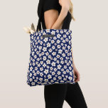 Boho White Daisys Blue Mönster Tygkasse<br><div class="desc">Vit daisy mönster över mörk blått bakgrund. Anpassa med namn över grått-rektangeln överst.</div>