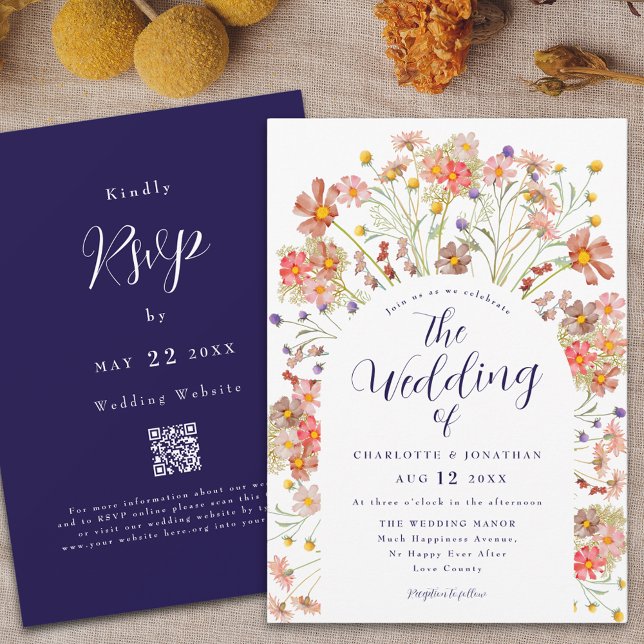 Boho Wildblomch Arch Navy Blue White Bröllop Inbjudningar (Boho rustic wildflower floral arch fall navy blue and with wedding invitation With rsvp qr code)