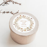 Boho WildblomFloral Butterfly Wedding Runt Klistermärke<br><div class="desc">Boho Wildbloms Blommigt Butterfly Bröllop Classic Round Sticker har en vacker bukett av vilda blommor,  tillsammans med känsliga fjärilbilder.</div>