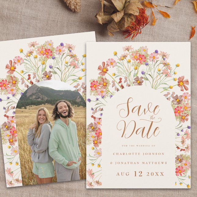 Boho Wildblomfoto Arch Bröllop Spara Datumet (Boho wildflower photo arch wedding save the date invitation Watercolor florals elegant script )