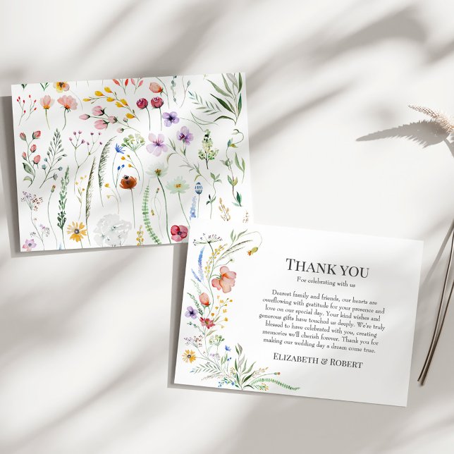 Boho Wildblomme Meadow Bröllop Tack Kort (Boho Wildflower Meadow Wedding Thank You Card on a sunny white table.)