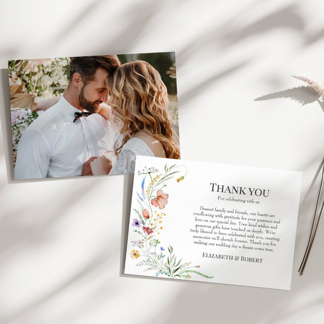 Boho Wildblomme Meadow Couple Photo Bröllop Tack Kort (Boho Wildflower Meadow Couple Photo Wedding Thank You Card on a sunny white table.)