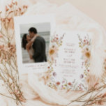 Boho Wildbloms inbjudan till fotobröllop<br><div class="desc">Bär skönheten att falla med vår fotoinbjudan till Boho Wildblomma Bröllop. Perfekt för det fria paret,  den här inbjudan fångar höstens innersta väsen med en delikat arrangemang av vilda blommor i rik,  ärliga toner. Ditt favoritfoto på förlovningen går i mitten av scenen. Matchande objekt i Cava party-design.</div>