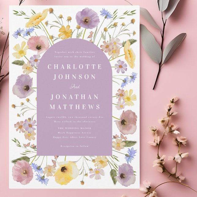 Boho Wildflower Båge Vår Bröllopsinbjudan Inbjudningar (Boho chic wildflower spring wedding invitation with purple pink yellow watercolor florals)