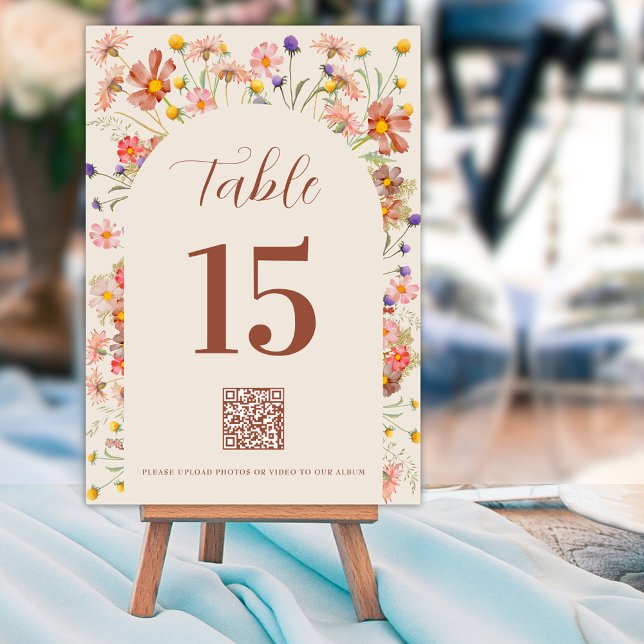 Boho Wildflower Blomsterbåge QR-kod Terrakotta Bordsnummer (Wildflower floral arch terracotta beige qr code custom wedding table number card boho rustic fall )