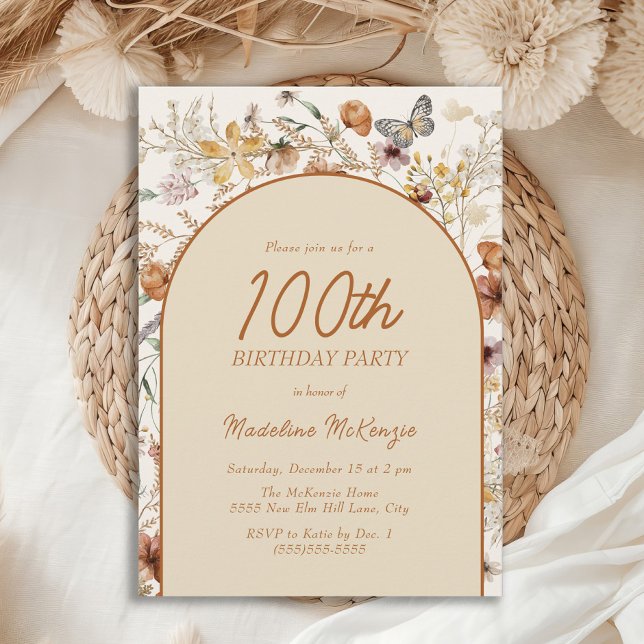 Boho Wildflowers Båge 100-årsdag Inbjudningar (Boho wildflowers and arch 100th birthday party invitation for women.)