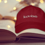 Bok Älskare Booktrovert Embroized Twill Cap Broderad Keps<br><div class="desc">Uppmärksamhet, bok älskare och stolta, boostrade själar: det här locket är till dig. ・ Ostrukturerad, lågprofilskorpa för byte ・ Justerbart band i trasa med förslutning av ett veckoglas för bröstkorgen ・ Komfortabel, förböjd räkning Denna övre gräns är det yttersta tillbehör till det helt nedsänkta, sanna blåa älskare i bok. Bära...</div>
