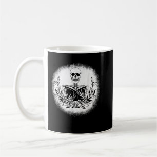 Bok bokmaskläsare Skeleton som läser Bok T-S Kaffemugg