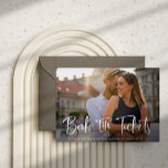 Bok i Biljett-destinationsbröllopssignering Spara  Meddelande Vykort<br><div class="desc">Det här enkla fotot och fotot med elegant sparar datumkortet för ditt målbröllop innehåller ett modernt skript som avslappnad "Bok Biljett". Mer information passar in på baksidan,  med en svart illustration av en världskarta för att göra denna perfekt för ett bröllop där människor kommer att kunna resa!</div>