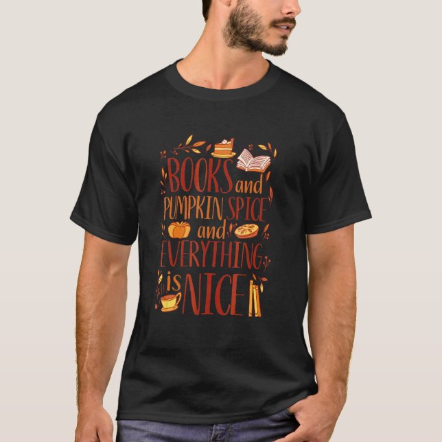 Bok Och Pumpa Krydda Och Allt Gott Halloween T Shirt (Framsida)