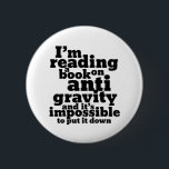 Bok om Anti Gravity Funny Science Geek Puns<br><div class="desc">Jag läser en bok om antigravitationsbrott och det är omöjligt att lägga ner det. Lönsam vetenskapsdesign för dem som kärlek ska studera vetenskap. Coola och humoristiska prisvaror för college studenter majoring in Physics. Perfekt för forskare och fysiker. Underbar julklapp och födelsedagspresent för familj och vänner.</div>