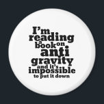 Bok om Anti Gravity Funny Science Geek Puns Magnet<br><div class="desc">Jag läser en bok om antigravitationsbrott och det är omöjligt att lägga ner det. Lönsam vetenskapsdesign för dem som kärlek ska studera vetenskap. Coola och humoristiska prisvaror för college studenter majoring in Physics. Perfekt för forskare och fysiker. Underbar julklapp och födelsedagspresent för familj och vänner.</div>