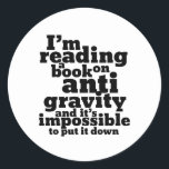 Bok om Anti Gravity Funny Science Geek Puns Runt Klistermärke<br><div class="desc">Jag läser en bok om antigravitationsbrott och det är omöjligt att lägga ner det. Lönsam vetenskapsdesign för dem som kärlek ska studera vetenskap. Coola och humoristiska prisvaror för college studenter majoring in Physics. Perfekt för forskare och fysiker. Underbar julklapp och födelsedagspresent för familj och vänner.</div>