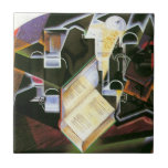 Bok, Pipe och glasögon, Juan Gris, Vintage Cubism Kakelplatta<br><div class="desc">Bok, Pipe och glasögon (1915) av Juan Gris är en vintage abstrakt cubist bra Art-målning. Fortfarande ett liv med en mängd vanliga hushållsartiklar för en eftermiddag av fritid. Om konstnären: José Victoriano González-Pérez (1887-1927) var en spansk målare och skulptor vars verk är nära kopplade till uppkomsten av den innovativa konstnärliga...</div>