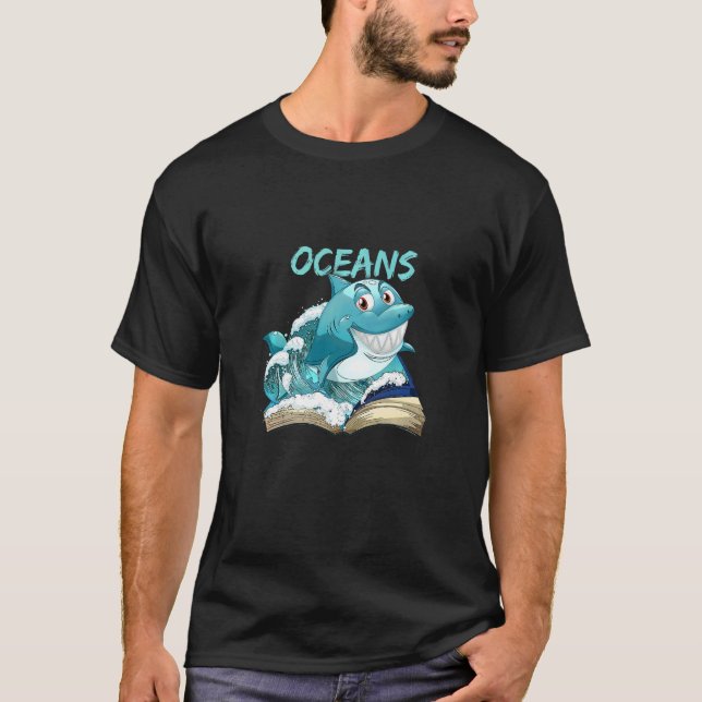 Bok Reader Ocean Shark Oceans of Posties SH T Shirt (Framsida)