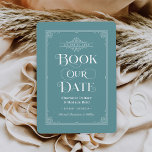 Bok vårt datum MUT-Vintagen över Bröllop i Aqua Spara Datumet<br><div class="desc">Dessa unika bröllop spara datum-kort för bok älskare har en vintage bok-täckningsdesign med en scrolls som ram vid bröllop,  en ornerad "Bok our Date"-titel,  Bride & Groom namn som författare,  en muterad akvblåbakgrund/bok färg förlovning (som kan ändras),  kompletterad med en  av paret på baksidan.</div>