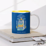 Bokar och Älskare-Personligen Två-Tonad Mugg<br><div class="desc">Personligens utformning med en handritad illustration av en skorsten av bokar och ett kaffe kopp. Perfekt för bokmaskar för kaffe älskare.</div>