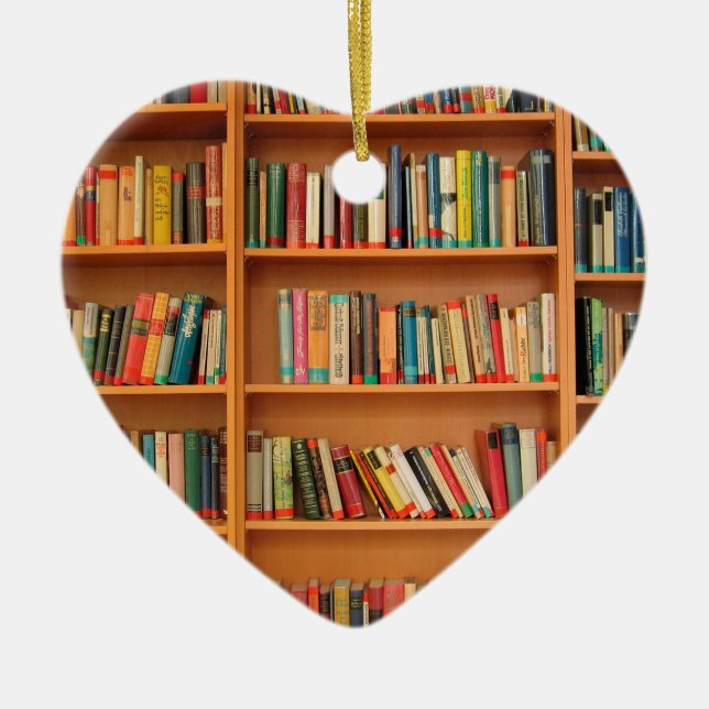 Bokar på bokhyllans bakgrund julgransprydnad keramik (Framsidan)