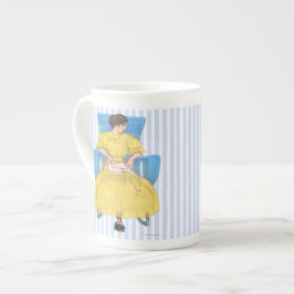 Bokflicka i stolen, blåttgult benporslin mugg