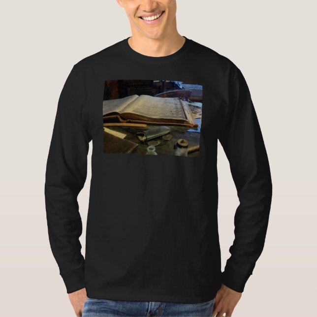 Bokföringsbok och glasögon t shirt (Framsida)