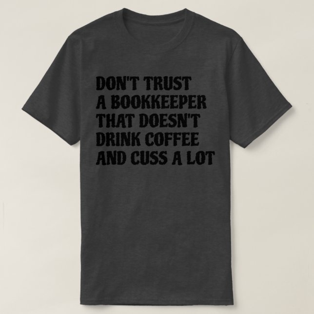 Bokhållare som dricker kaffe ger en hel del t shirt (Design framsida)