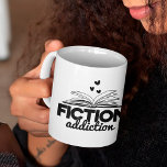 Bokmaskläsning av citattecken för fektioneringstil kaffemugg<br><div class="desc">En coola mugg för bokmaskar med bok och text som lyder: "Fiktionsberoende".</div>