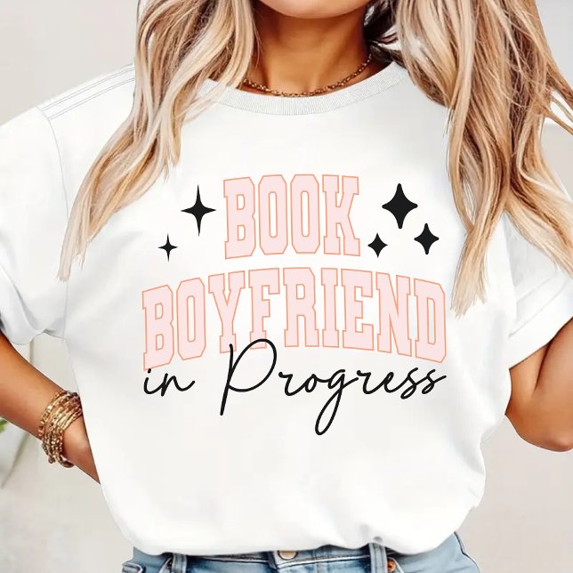 Bokpojkvän i vardande Tröja, Bokälskarepresent T Shirt (book boyfriend sweatshirt, bookish shirt, bookish sweatshirt, reader gift, librarian gift, book gift)