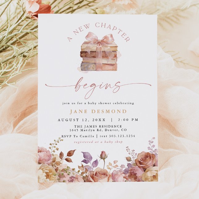 Bokslukande Bebis Baby Shower Ny Kapitel Inbjudningar (Romantic Dusty Pink & Purple Floral "A New Chapter Begins" Story Book Themed Baby Shower Invitation)
