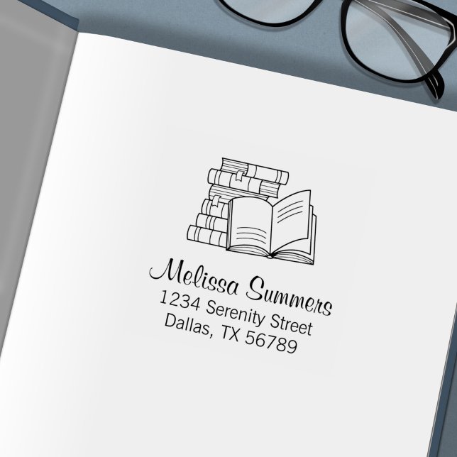 Bokstapel och adress på uppslagen bok självfärgande stämpel (Skapare uppladdad)