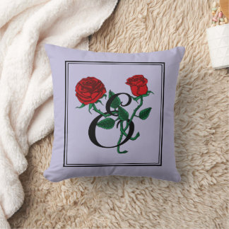 Bokstav E Monogram med röda rosor lila Kudde