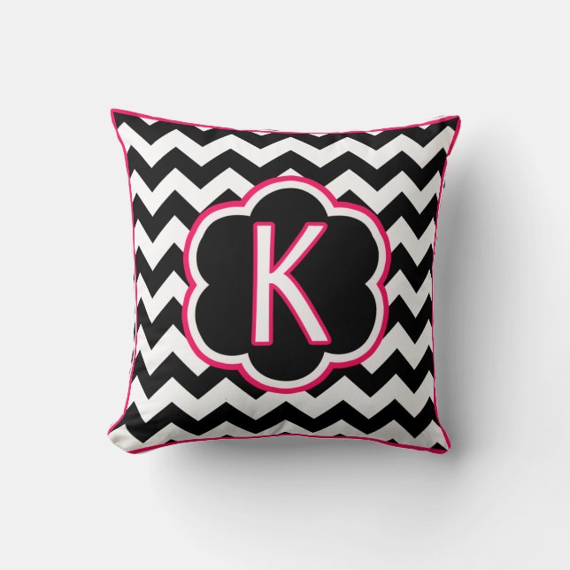 Bokstav K Svart och Vit Chevron Monogram Kudde (Framsida)