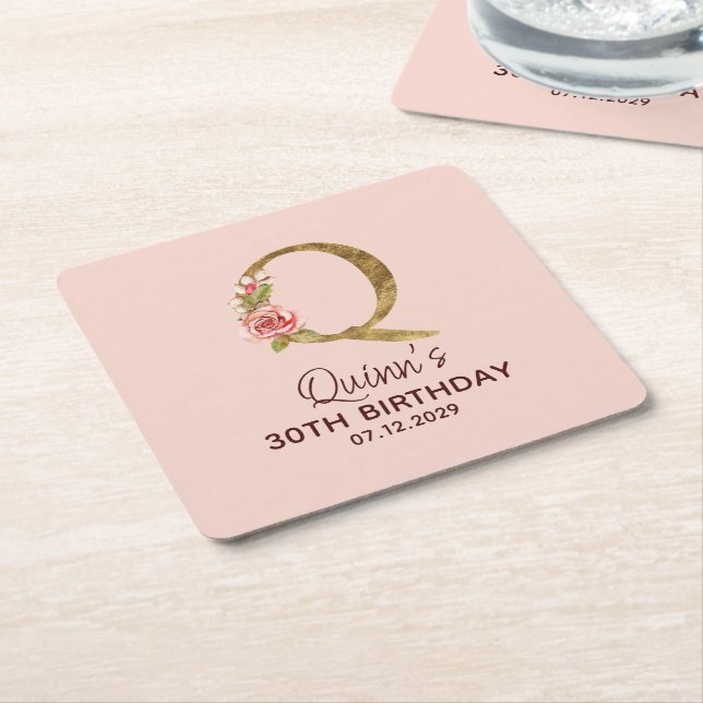 Bokstav Q Guldmonogram Rosa Rosor Underlägg Papper Kvadrat (Vinklad)