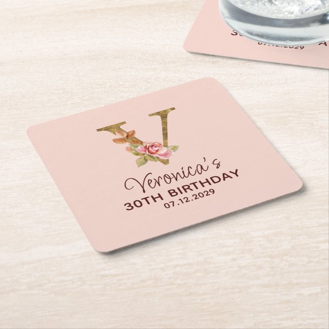 Bokstav V Guldmonogram Rosa Rosor Underlägg Papper Kvadrat (Vinklad)