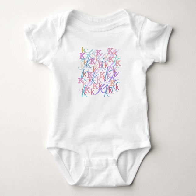 Bokstavsconfetti "K" Babybody T Shirt (Framsida)