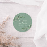 Bolagsgift för grönt av budgetsäd, eukalyptus-löv runt klistermärke<br><div class="desc">Vackert,  delikat eukalyptus foliage bröllopsutformning. Modern elegant om trendsage-grönt,  svartvit,  marinblått och vitt snyggt-contemporary. Perfekt för vår,  sommar,  fall,  höst- eller vinterbröllop.</div>