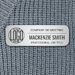 Bolagsverkets Logotyp Grått Färg tryckt plastanstä Namnbricka<br><div class="desc">**Observera att bakgrunden är tryckt för att se metallisk ut, men att produkten inte är gjord av metall och inte är graverad.** Representera din verksamhet i stil genom att förse personalen med modernt och professionell anpassningsbar logotyp rektangulärt plastnamn bricka, som du kan välja mellan nål eller magnetbaksida. Genomskinligheten för typsnitt,...</div>