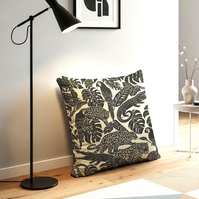 Bold Black and Cream Tropical Jungle Animals  Kudde (Skapare uppladdad)