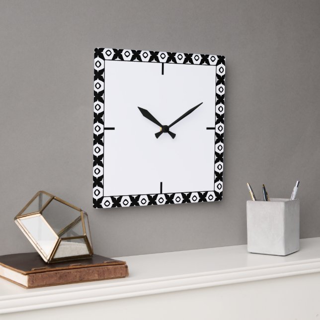 Bold Black and White Symmetrical Arabesque Pattern Fyrkantig Klocka (Kontor)