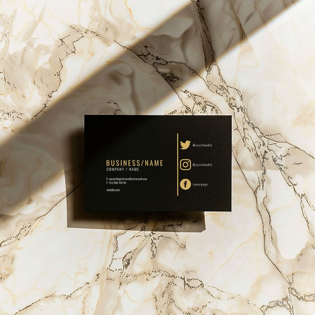 Bold Black och guld social medieikoner Visitkort (Black business card with gold text, minimalist layout, and social media icons.)