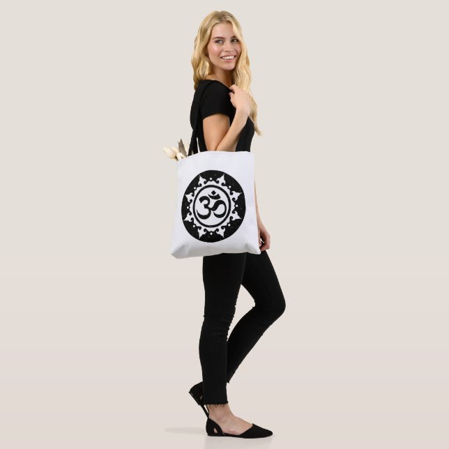 Bold Black Om Circle Symbol Boho Tygkasse (På modell)