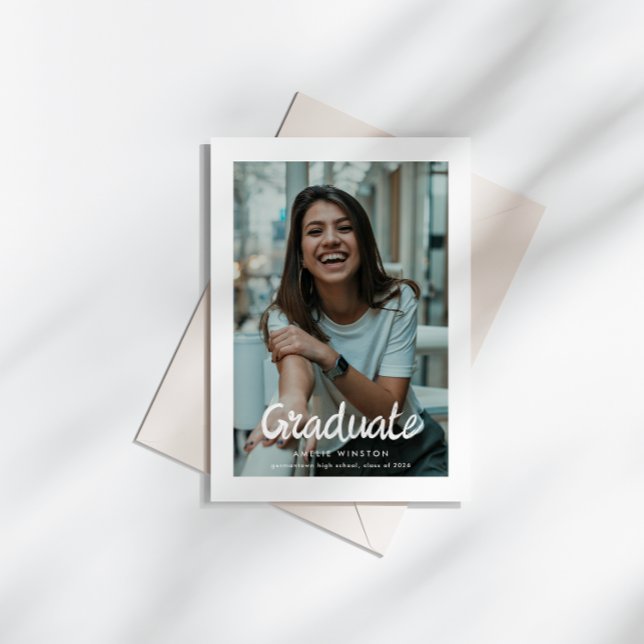 Bold Brush Script Photo Graduation Announcement Inbjudningar (Skapare uppladdad)