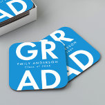 Bold Grad Blue-Studentfest Underlägg Papper Kvadrat<br><div class="desc">Anpassningsbar studenten pappra underlägg med "Grad" i fetstil,  vit text med blå bakgrund. Anpassa underläggen i studenten genom att lägga till student namn och studenten. Personlig studenten underlägg är perfekt för både högskoleexamen och högskoleexamen i party.</div>