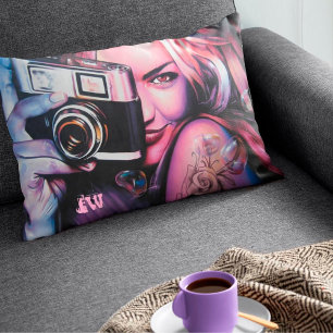 Bold Grafiti Woman med Camera Monogram Prydnadskudde